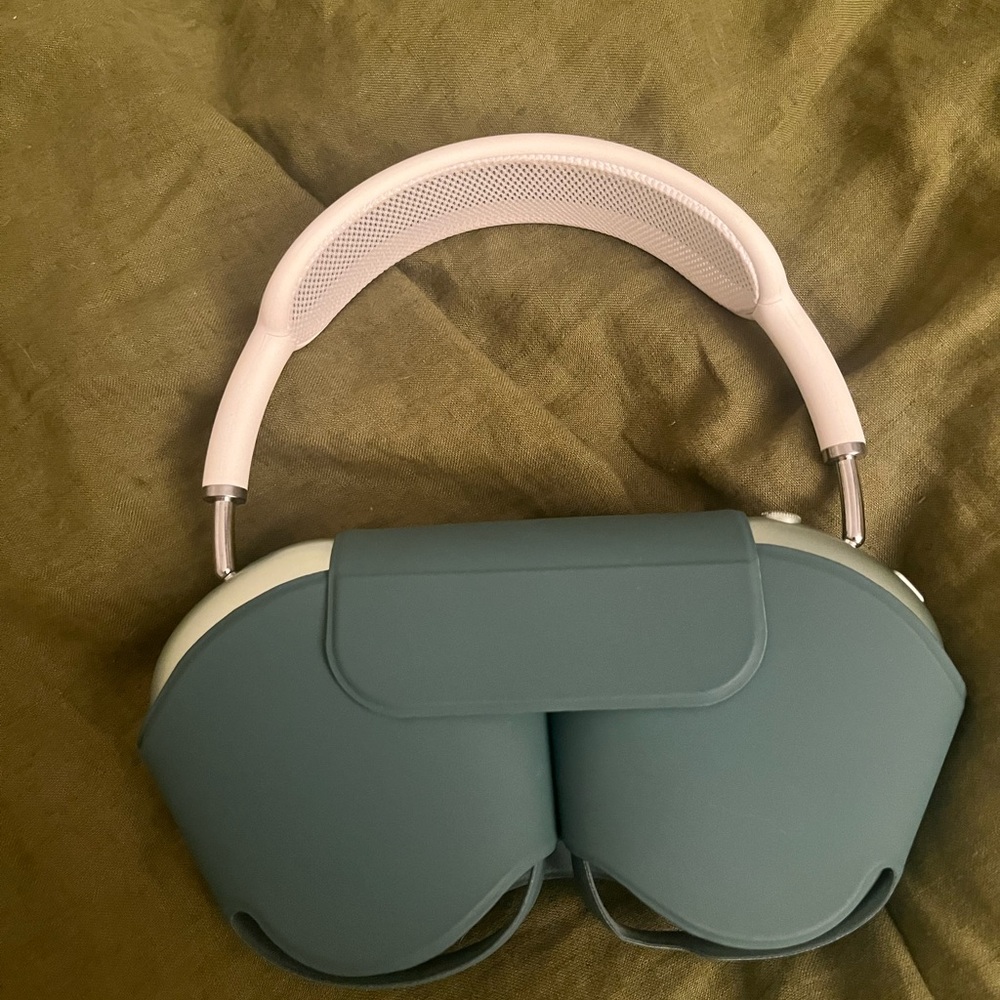 AirPod max in green